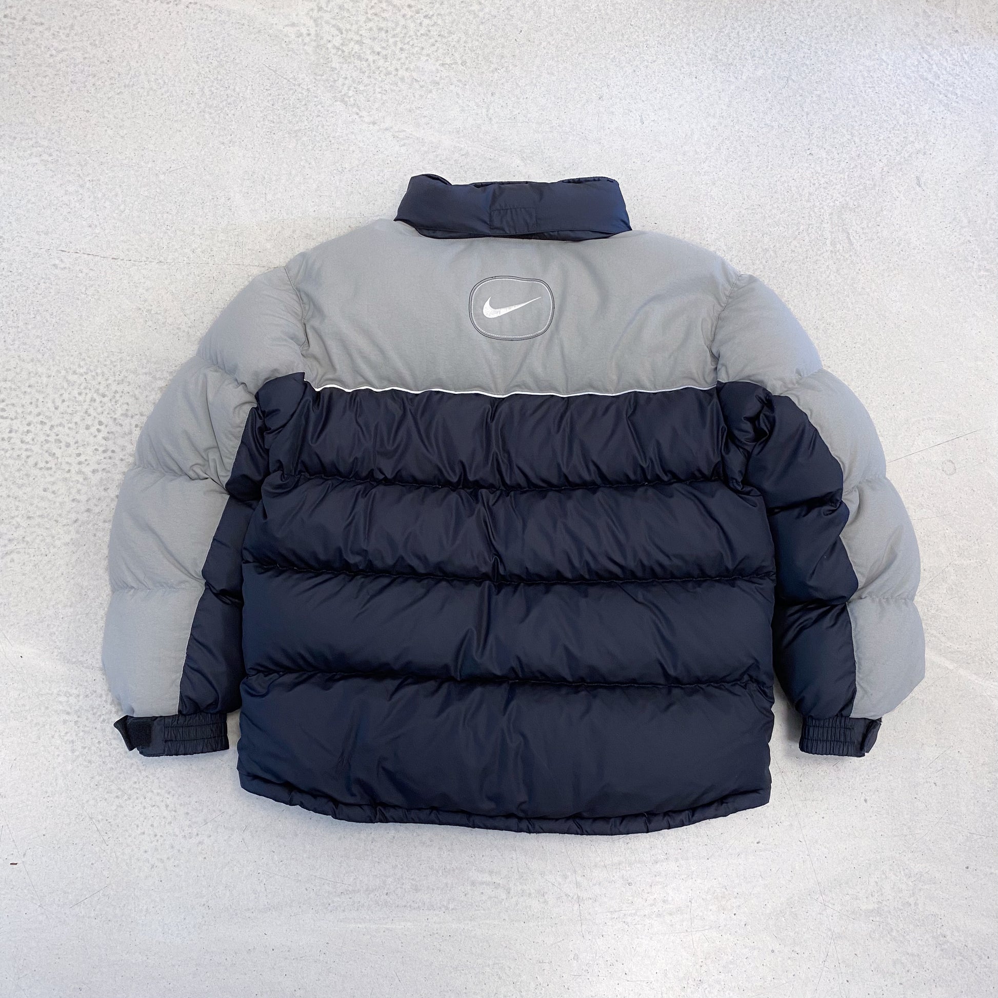 Sort vintage Nike streetwear pufferjakke back