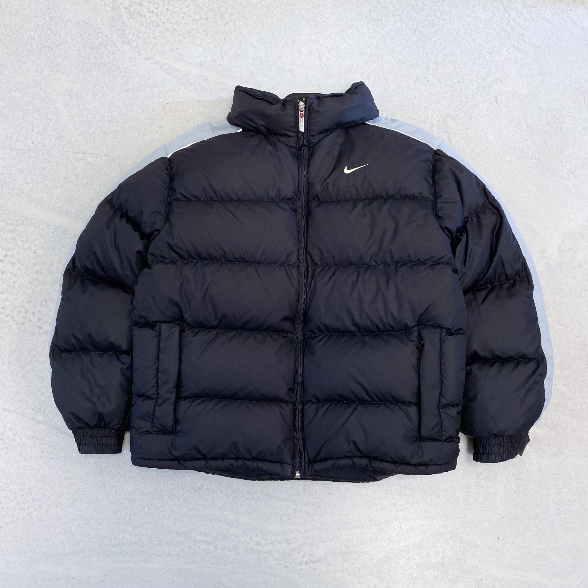Sort vintage Nike streetwear pufferjakke front